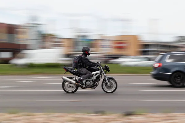 Una Motocicleta Negra Monta Alta Velocidad Calle Desenfoque Movimiento — Foto de Stock