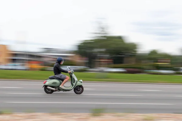 Mężczyzna Jeździ Zielonym Skuterem Ulicy Rozmycie Ruchu Ryga Łotwa Sie — Zdjęcie stockowe