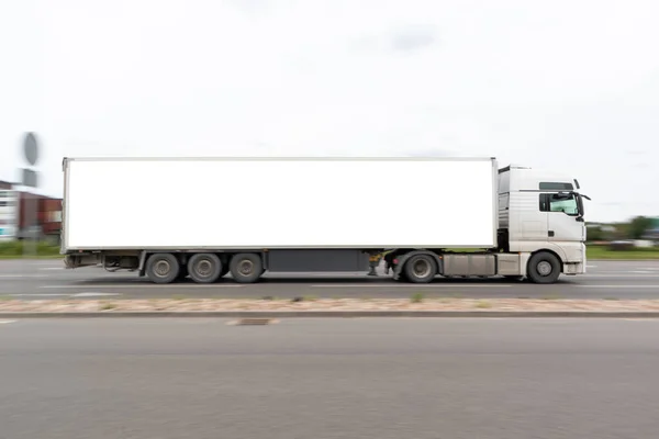 Vrachtwagen Met Een Grote Witte Oplegger Vrije Witte Ruimte Voor — Stockfoto