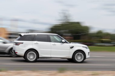 Hareket bulanık Land Rover Range Sport caddede ilerliyor. Riga, Letonya - 06 Ağustos 2021.