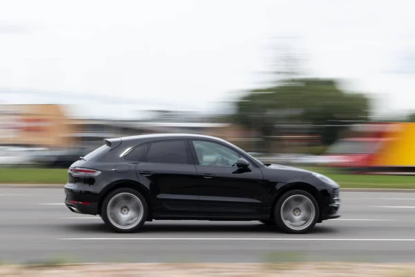 Porsche Macan Nera Sta Guidando Strada Citta Alta Velocita Sfocatura — Foto Stock