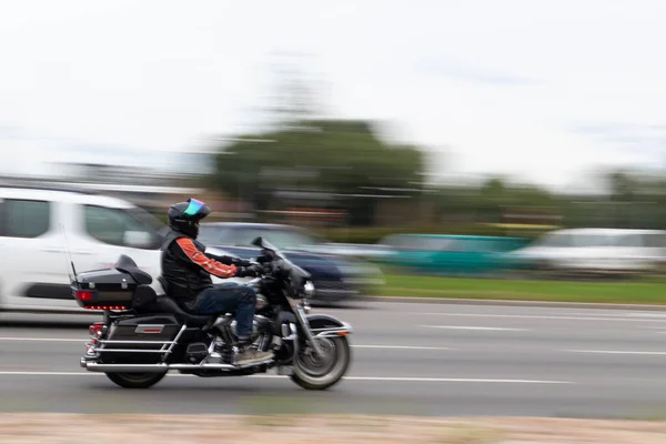 Motion Zamazało Harley Davidson Motocykl Jedzie Dół Ulicy Ryga Łotwa — Zdjęcie stockowe