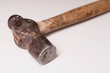 Beyaz arka planda eski, kullanılmış bir çekiç. Yumuşak odak.