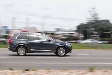 Hareket bulanık Volvo XC90 sokakta sürüyor. Riga, Letonya - 06 Ağustos 2021.