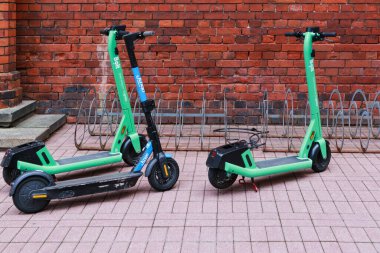 Bolt ve Jungo elektrikli scooter 'lar kaldırıma konur. Riga 'da e-scooter paylaşımı. Riga, Letonya - 15 Ağustos 2021.