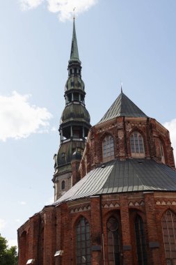 Aziz Peter Kilisesi 'nin yakın görüntüsü. Riga, Letonya 'da yüksek kulesi olan eski bir kırmızı tuğla kilise..