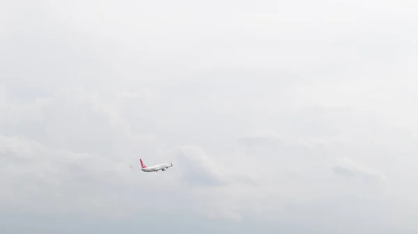 Avião Turkish Airlines Descola Num Céu Nublado Aeroporto Internacional Riga — Fotografia de Stock