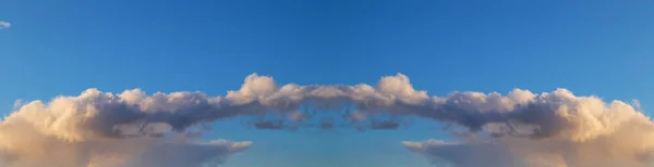 Голубой Фон Неба Белым Полукругом Облаков Облака Окрашены Желтый Цвет — стоковое фото