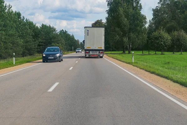 Letonya 'da yol trafiği. Bir kamyon ve arabalar yolda gidiyor. Riga, Letonya - 06 Sep 2021.
