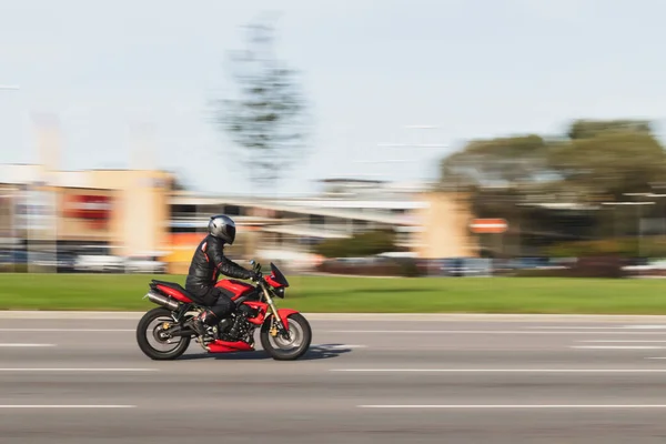 Czerwony Motocykl Jedzie Dużą Prędkością Ulicy Rozmycie Ruchu — Zdjęcie stockowe