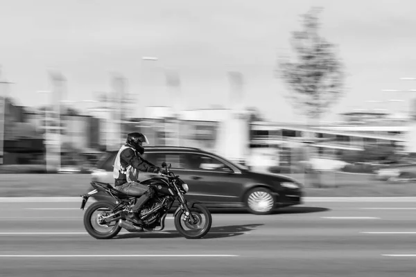 Motocykl Jedzie Ulicy Dużą Prędkością Duży Ruch Rozmycie Ruchu Ryga — Zdjęcie stockowe