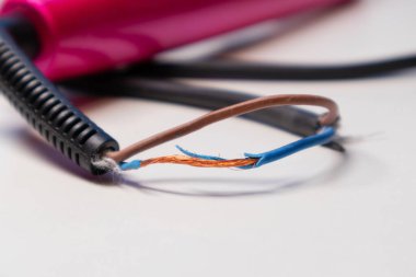 Elektroteknik için kopmuş bir elektrik kablosunu kapatın. Yalıtım kablodan kopmuş. Yumuşak odak.