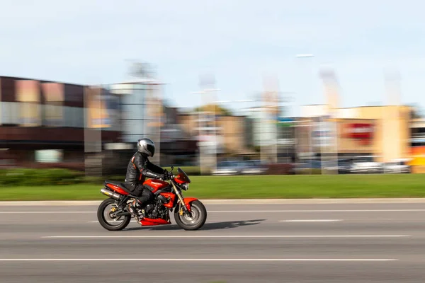 Czerwony Motocykl Porusza Się Dużą Prędkością Drodze Triumph Street Potrójny — Zdjęcie stockowe