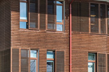 Ahşap yüzlü ev. Binayı yenilemek için ön cephe olarak ahşap kullanılmış..