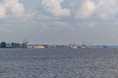 Gemiler ve vinçlerle denizden limana bakın. Kargo bölümü iskele tarafında..