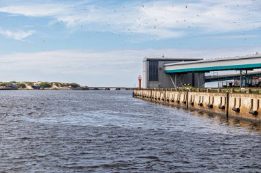 Deniz kenarındaki sanayi limanı. Taşıyıcı yapıları ve rıhtım rıhtımı var..