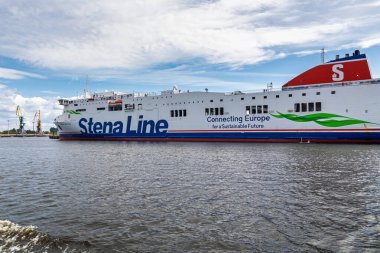 Stena Hattı feribotu Ventspils limanına demir attı. Malların ve insanların Baltık Denizi 'nde taşınması için feribot. Ventspils, Letonya - 13 Ağustos 2025.
