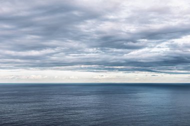 Koyu bulutlu gökyüzü ile deniz manzarası. Bulutlu havada Atlantik Okyanusu.