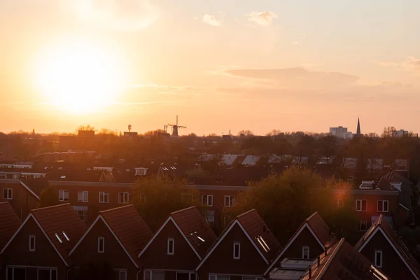 Ηλιοβασίλεμα Ολλανδική Γειτονιά Vinex Ανεμόμυλο Στο Βάθος — Φωτογραφία Αρχείου