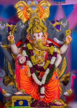 Tapınakta renkli karnaval süslemeleri