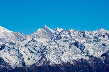 Uttarakhand, Hindistan 'da kar kaplı güzel dağlar
