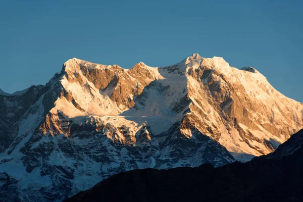 インド ウッタラーカンドの雄大な雪の山 — ストック写真