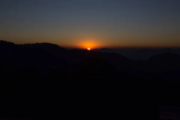 Schöner Sonnenuntergang Über Dem Berg — Stockfoto