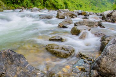Dağlardaki güzel dağ nehri