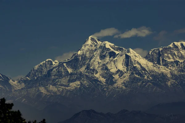 Bellissimo Paesaggio Con Montagne Nuvole — Foto Stock