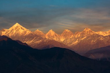 Munsiyari Uttarakhand 'da gün batımında güzel Panchachuli tepeleri manzarası