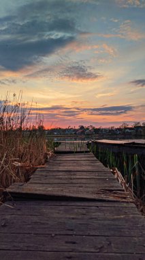 Gölün üzerinde güzel bir gün batımı