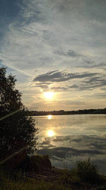 Göl kenarında inanılmaz bir gün batımı.
