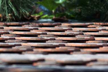 Klasik turuncu çatılı eski kiremitlerle çatıyı kapatın.