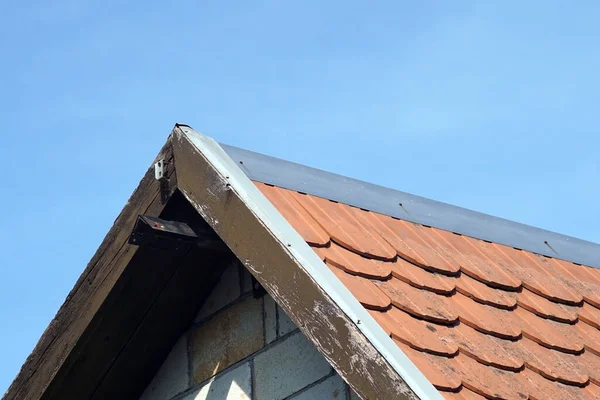 Techo Una Antigua Casa Con Grunge Azulejos Contra Cielo Azul —  Fotos de Stock