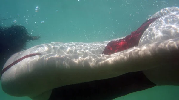 Mujer Nadando Bajo Agua Mar Traje Baño Rojo Joven Nadadora — Foto de Stock