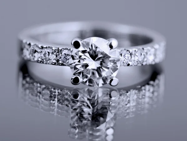 Primer plano del anillo de moda se centran en los diamantes — Foto de Stock