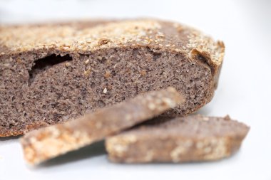 Beyaz arka plan üzerinde buğday ekmek