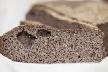 Beyaz arka plan üzerinde buğday ekmek