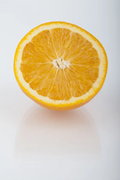 Demi-fruit orange et deux segments ou bougies isolés sur fond blanc découpe — Photo