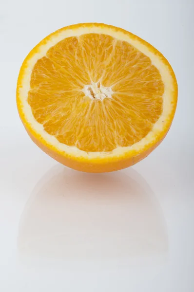 Demi-fruit orange et deux segments ou bougies isolés sur fond blanc découpe — Photo