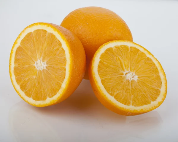 Demi-fruit orange et deux segments ou bougies isolés sur fond blanc découpe — Photo