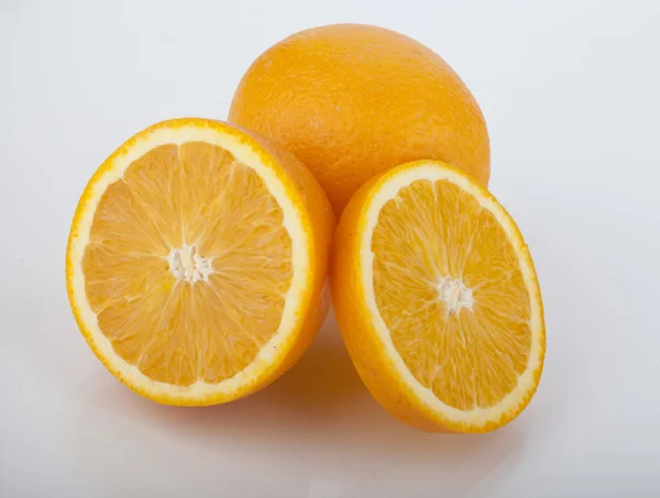 Помаранчеві фрукти наполовину і два сегменти або канти ізольовані на білому тлі вирізання — стокове фото