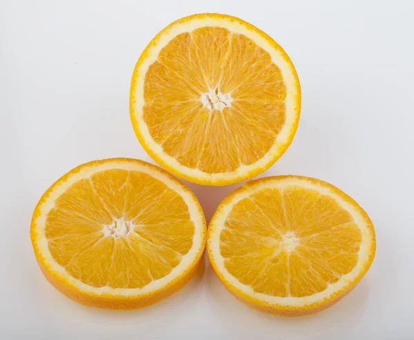 Demi-fruit orange et deux segments ou bougies isolés sur fond blanc découpe — Photo