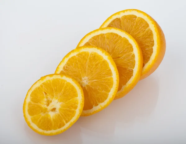 Narancssárga gyümölcs fele és a két szegmens vagy cantles elszigetelt fehér háttér kivágás — Stock Fotó