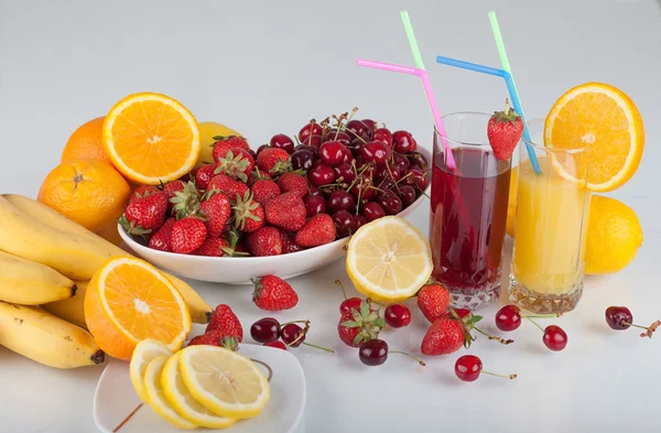 Свежие фрукты и свежевыжатый сок — стоковое фото