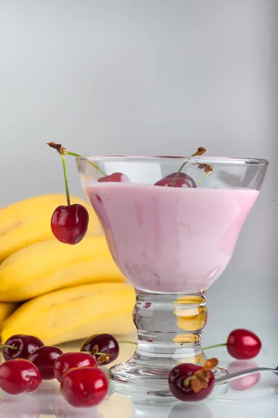 Fresh fruit and fruit yogurt — Stock Photo, Image