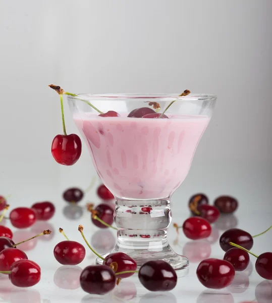 Fresh fruit and fruit yogurt — Stock Photo, Image
