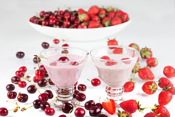 Fresh fruit and fruit yogurt — Stock Photo, Image