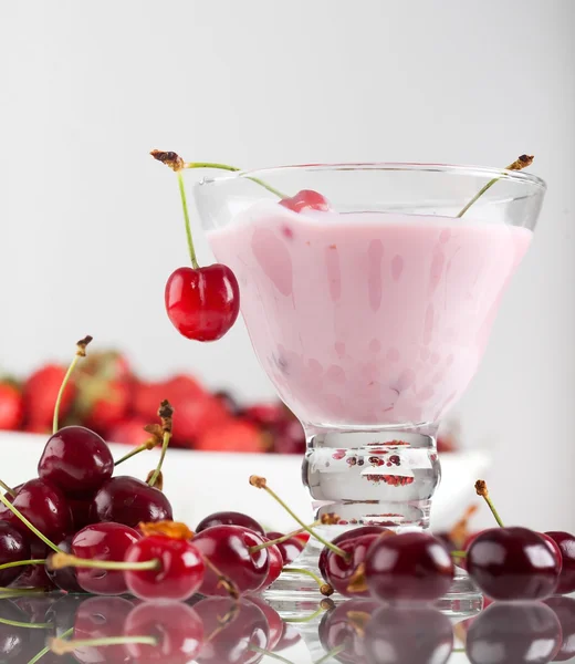 Iogurte de frutas e frutas frescas — Fotografia de Stock