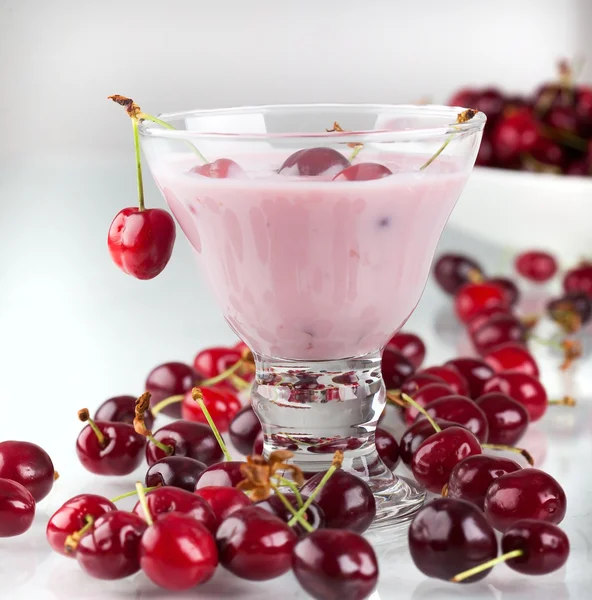 Iogurte de frutas e frutas frescas — Fotografia de Stock
